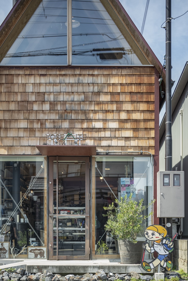 wooden shingles cover 'yosemite' renovated storefront by slow in japan