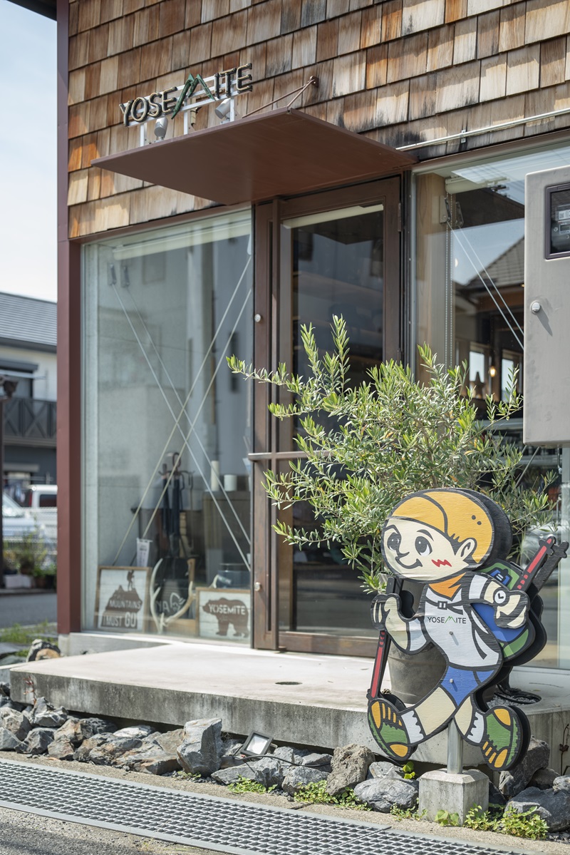 wooden shingles cover 'yosemite' renovated storefront by slow in japan