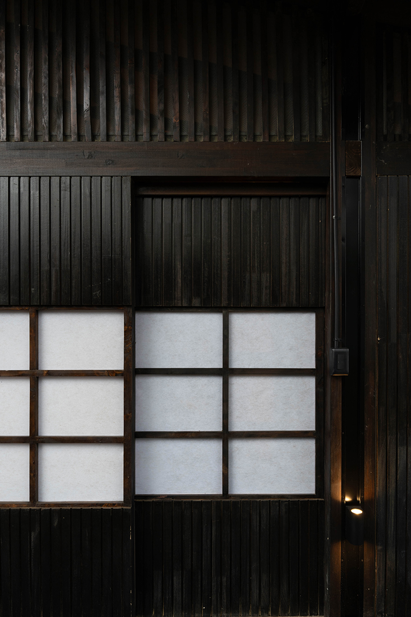 baquio arquitectura envuelve una zona de descanso con tablones de madera oscura en el bosque del Chocó en Ecuador