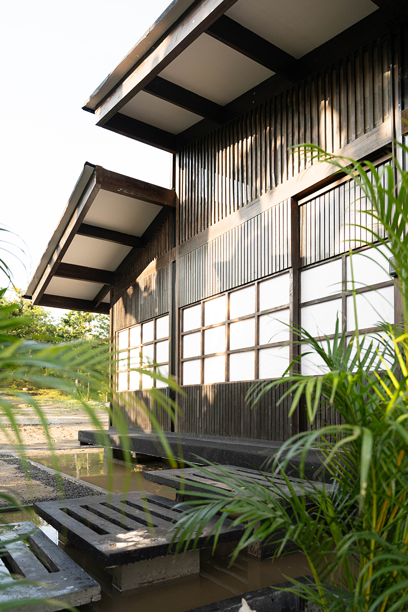 baquio arquitectura envuelve una zona de descanso con tablas de madera oscura en el bosque del Chocó en Ecuador