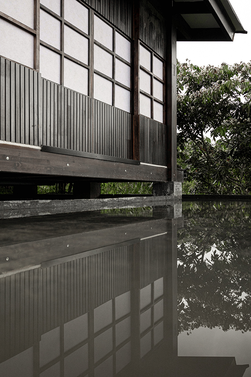 baquio arquitectura envuelve una zona de descanso con tablones de madera oscura en el bosque del Chocó en Ecuador