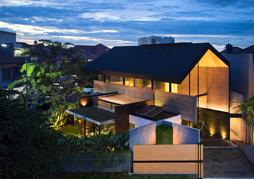 Un ampio tetto a due falde sovrasta la Pernaung House di RAD+ar in Indonesia