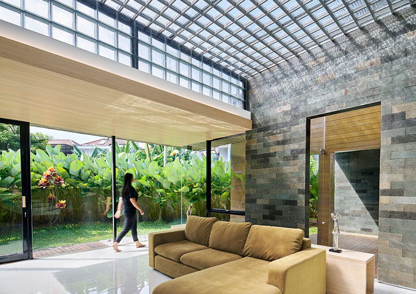 Un amplio techo a dos aguas cuelga sobre la Casa Bernaung de RAD+ar en Indonesia