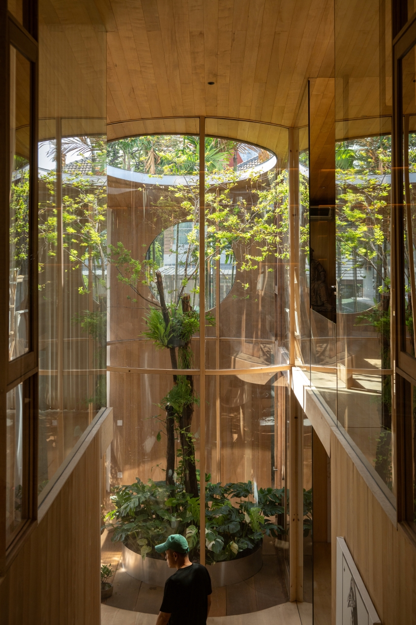 curved glass atriums penetrate residence&rsquo;s aluminum roof in bangkok
