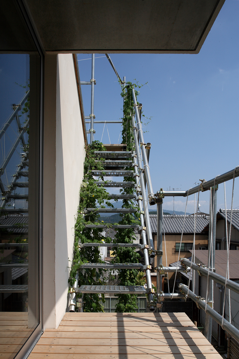 exposed concrete structure & slit openings mark atelier・k's kyoto dwelling