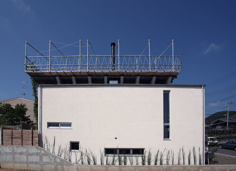 exposed concrete structure & slit openings mark atelier・k's kyoto dwelling