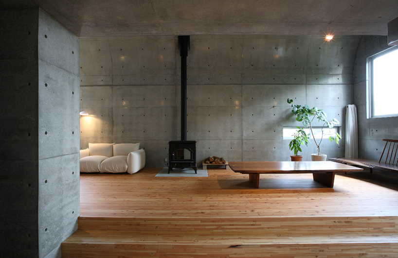 exposed concrete structure & slit openings mark atelier・k's kyoto dwelling