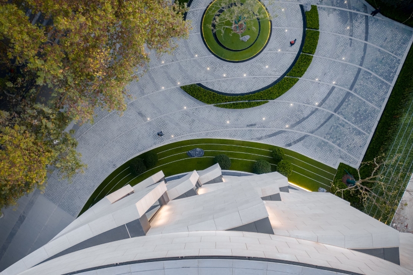 Una fachada de arco superpuesta cubre el Centro Cultural y Deportivo Comunitario de Jiangpu en Shanghai