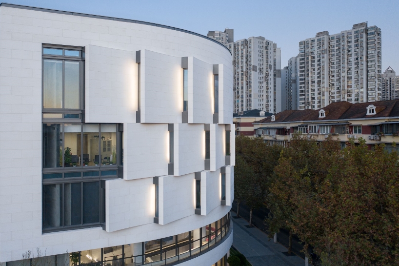 Una facciata ad arco sovrapposto copre il Centro culturale e sportivo della comunità Jiangpu a Shanghai