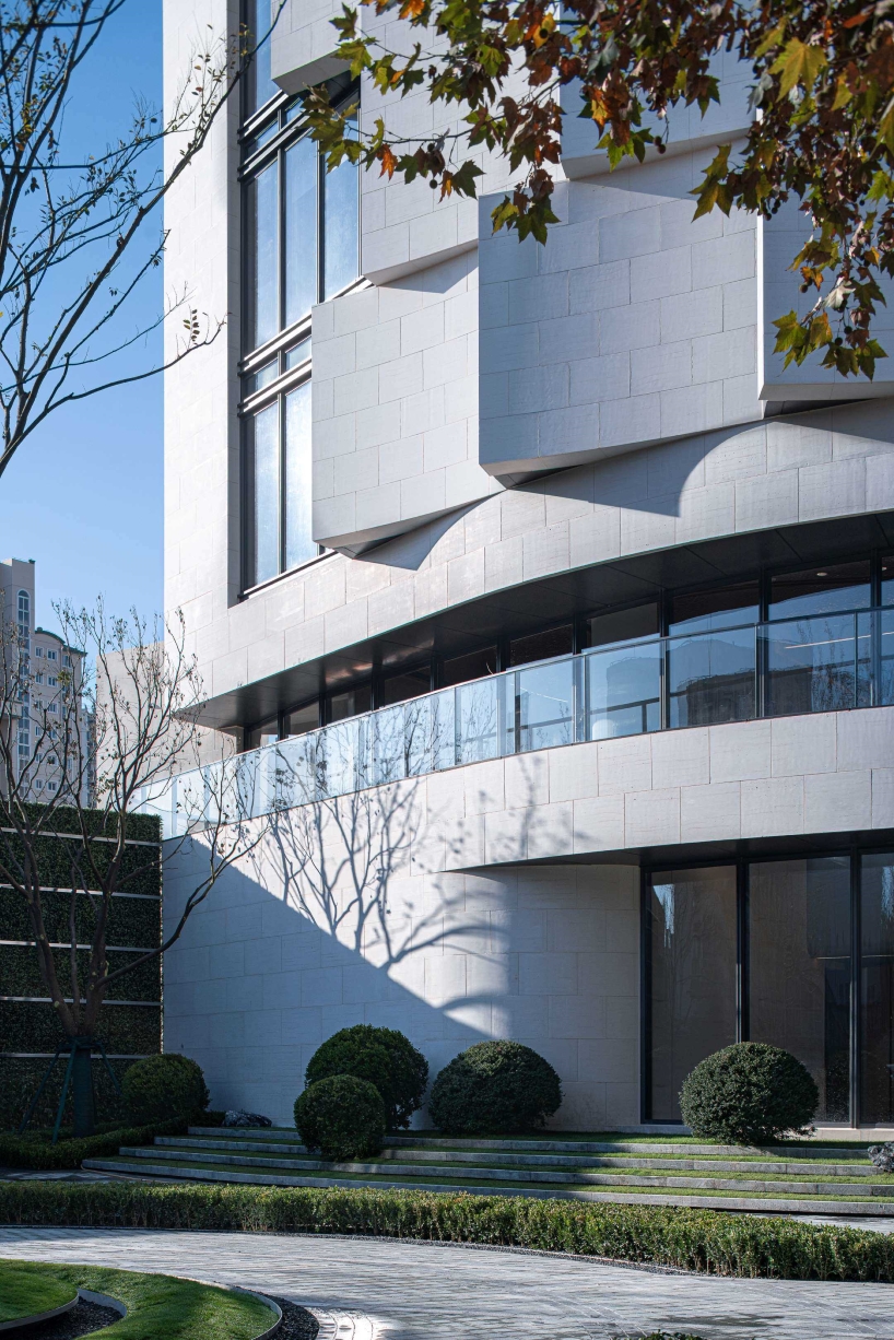 Una fachada de arco superpuesta cubre el Centro Cultural y Deportivo Comunitario de Jiangpu en Shanghai