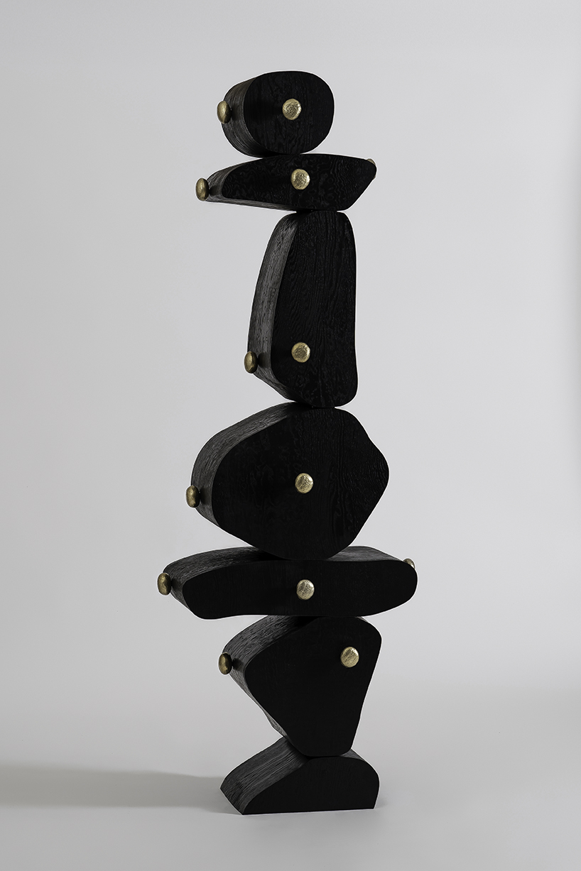 Los volúmenes apilados irregularmente capturan la tradición coreana de pedir deseos en el gabinete de madera de Jaewoo Ahn.