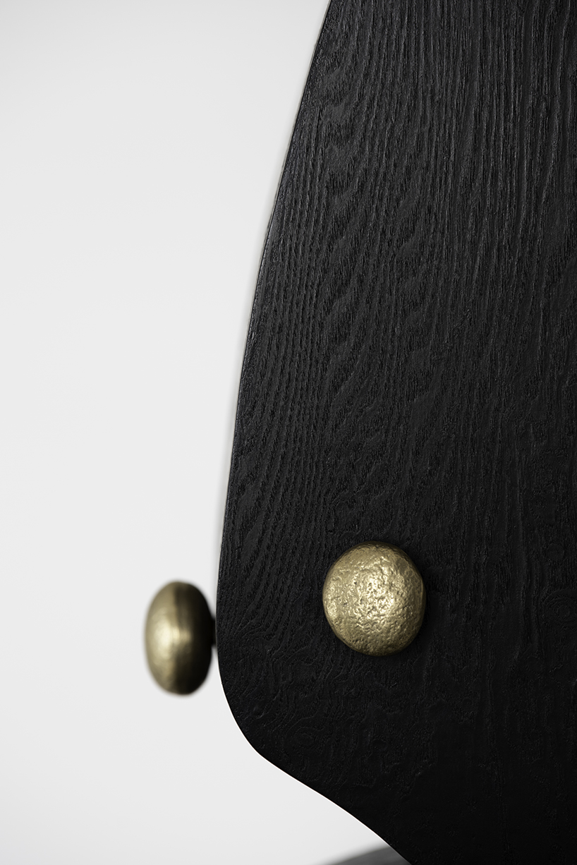 Los volúmenes apilados irregularmente capturan la tradición coreana de pedir deseos en el gabinete de madera de Jaewoo Ahn.