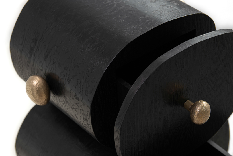 Los volúmenes apilados irregularmente capturan la tradición coreana de pedir deseos en el gabinete de madera de Jaewoo Ahn.