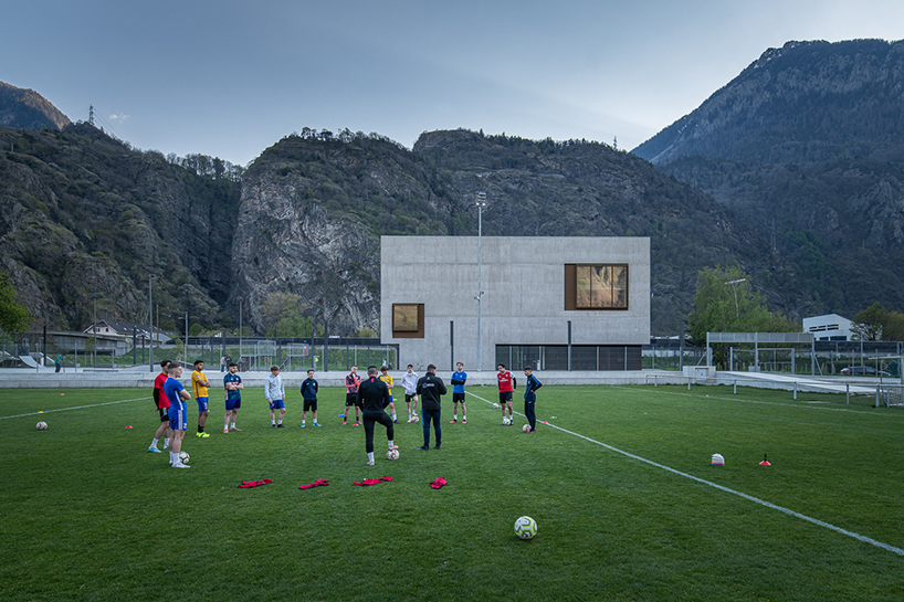 Monolithische Betonhäuser mit einer Sporthalle in Vernayaz, Schweiz