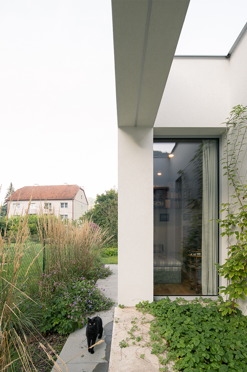 AOSI pierces residence's volume with green atriums in the czech republic