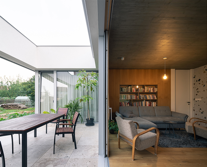AOSI pierces residence's volume with green atriums in the czech republic
