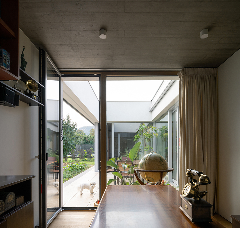 AOSI pierces residence's volume with green atriums in the czech republic