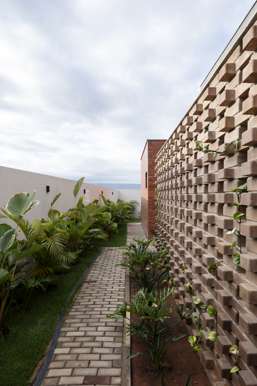 red brick and concrete stacked blocks shape vão house in brazil