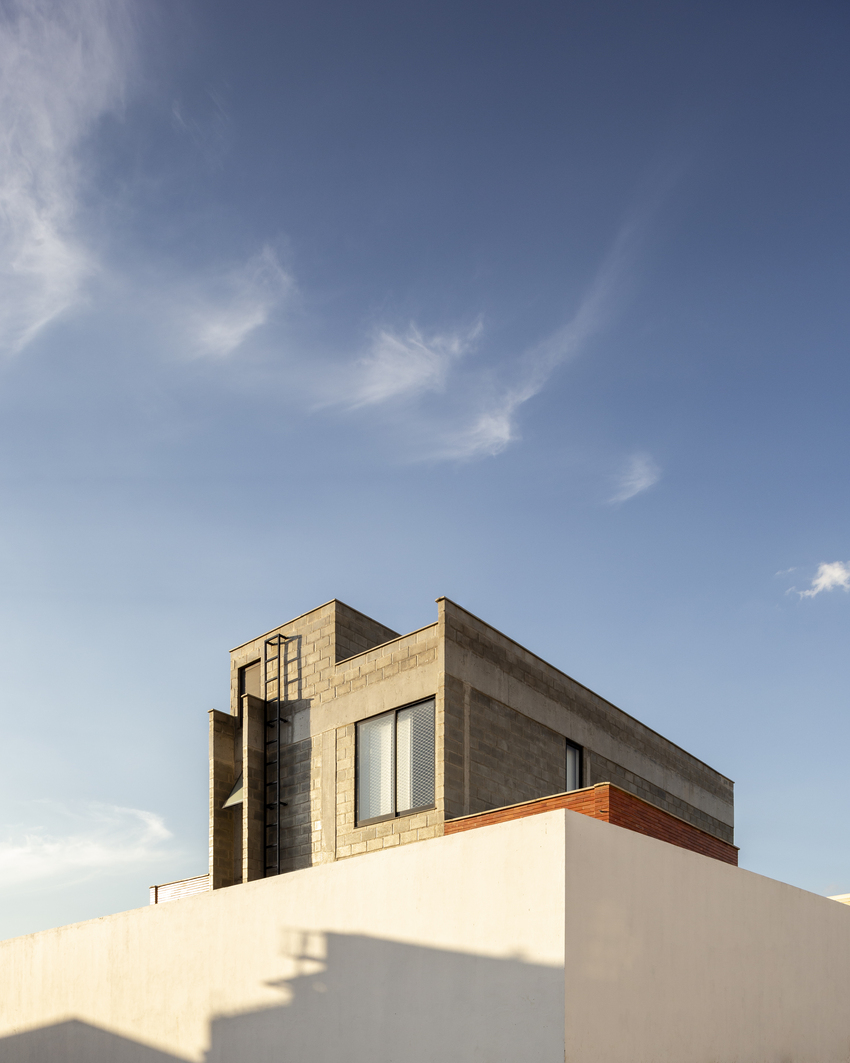 red brick and concrete stacked blocks shape vão house in brazil