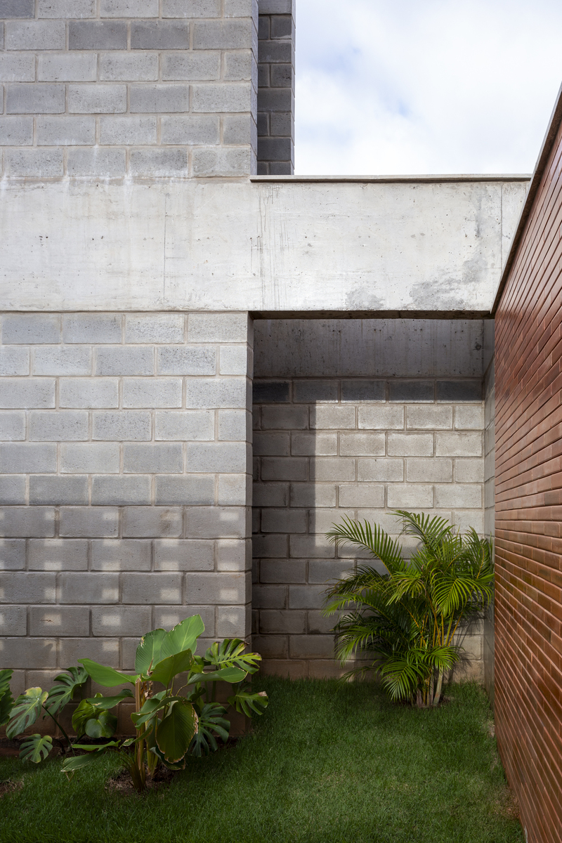 red brick and concrete stacked blocks shape vão house in brazil