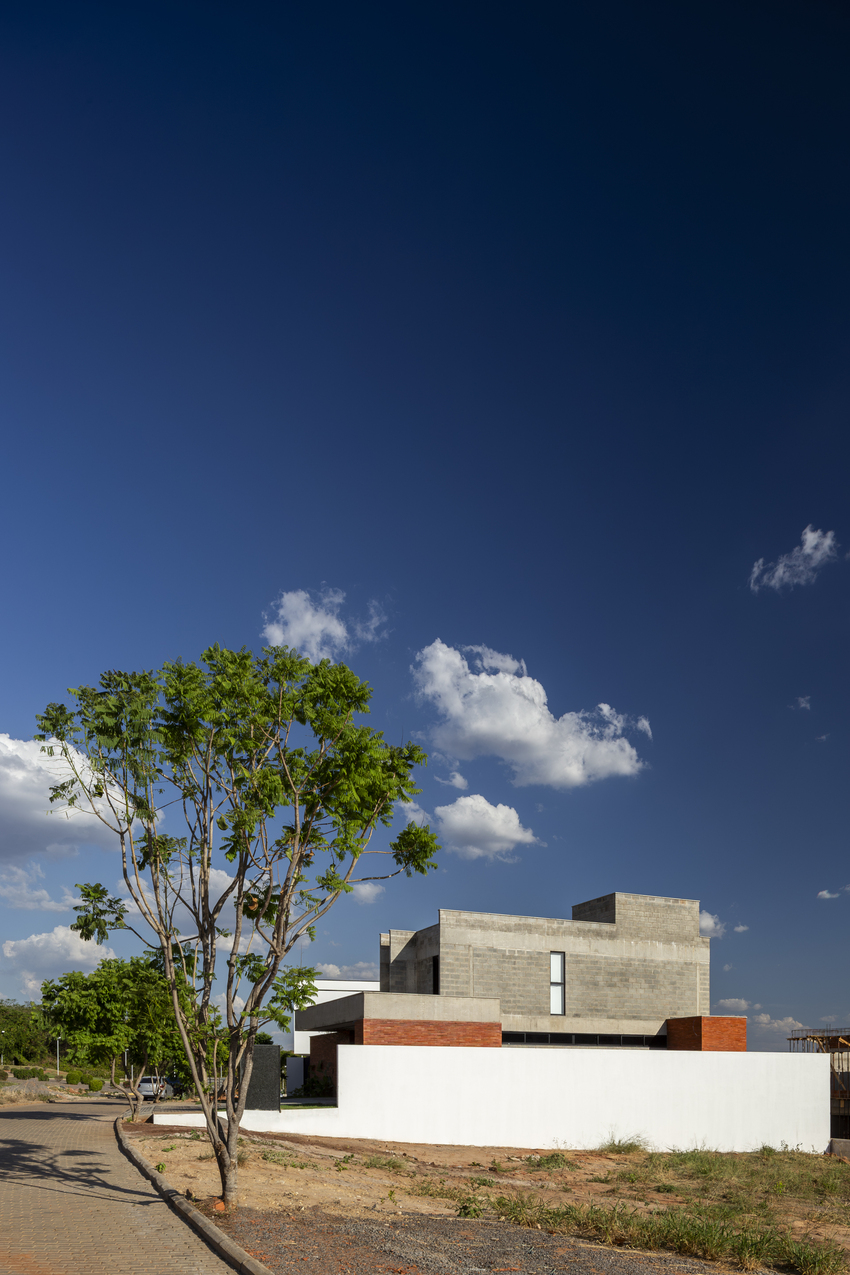 red brick and concrete stacked blocks shape vão house in brazil