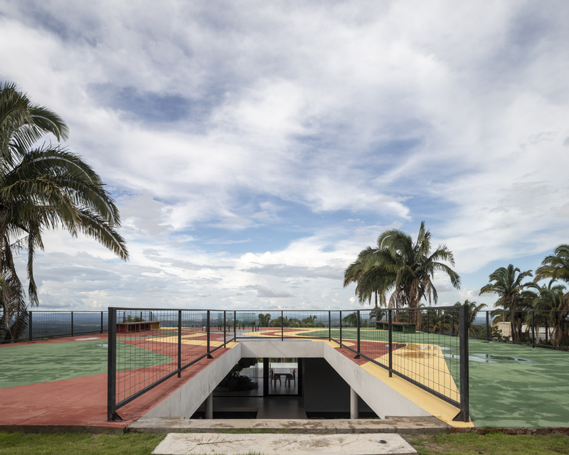 fb+mp arquitetos aplica coloridos mosaicos para afinar la piscina alargada de una casa en Brasil