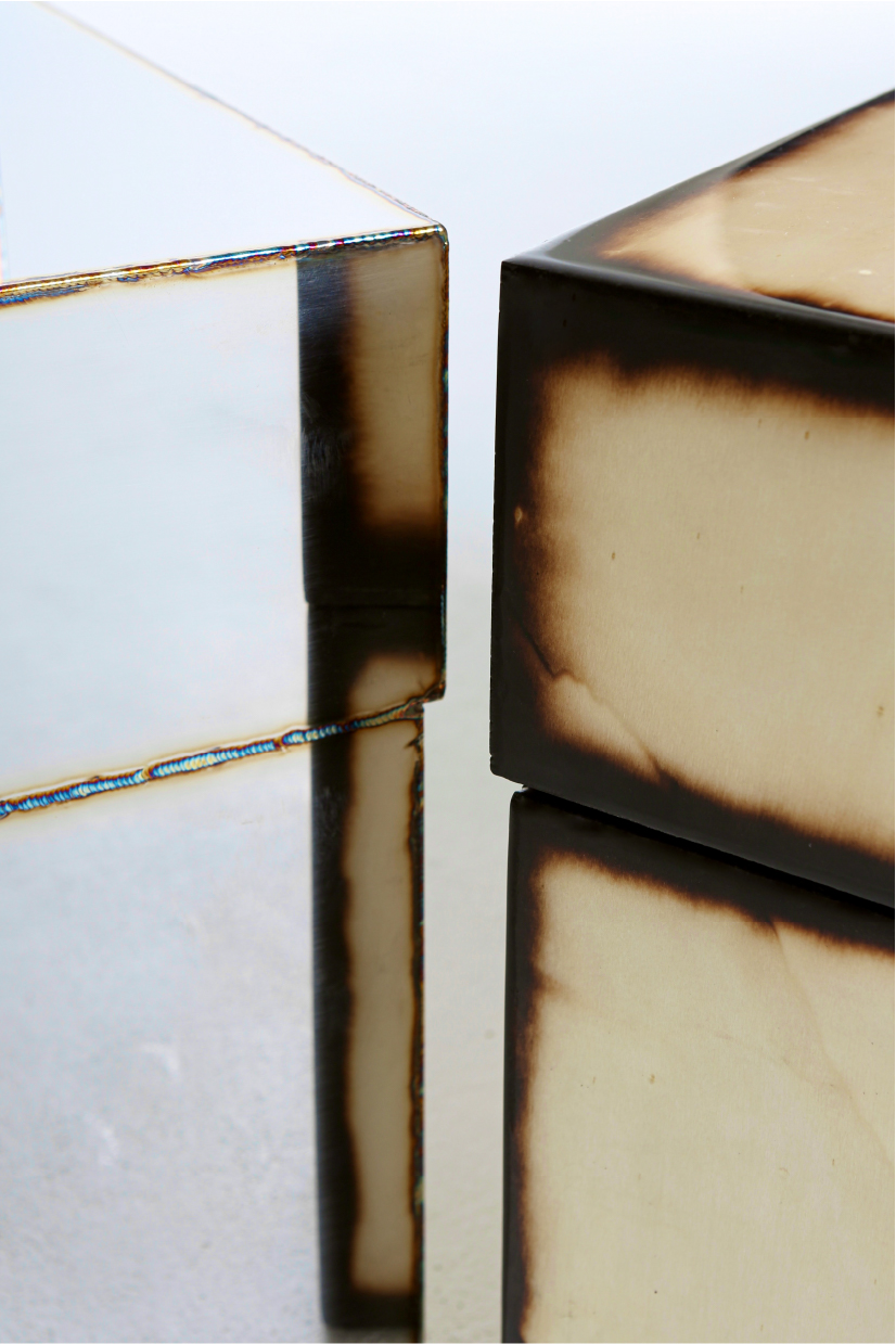 Las intersecciones sutilmente carbonizadas hacen referencia a las sillas de madera y acero soldadas de Subin Bae.