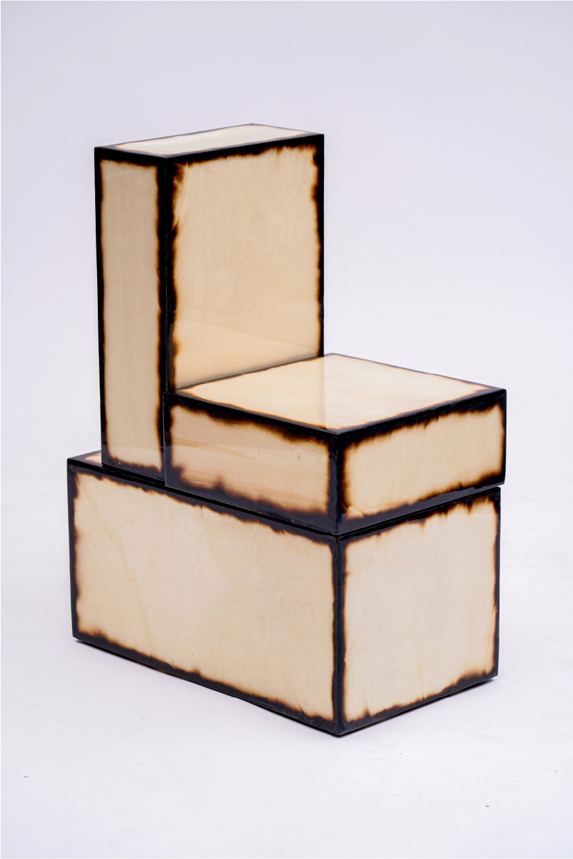 Les intersections subtilement carbonisées font référence aux chaises en bois et en acier soudées de Subin Bae
