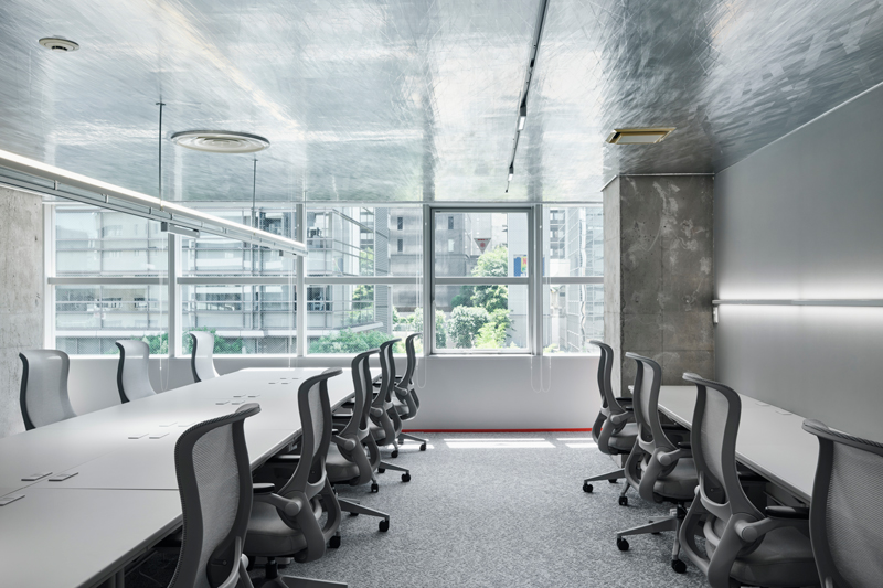 El aluminio reflectante evoca movimiento dinámico dentro de Tokyo Manga Studio