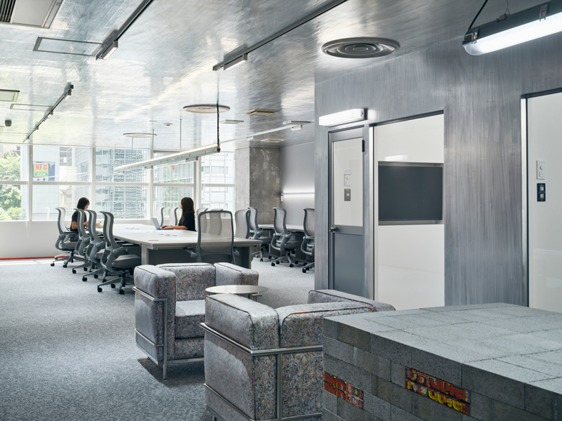 El aluminio reflectante evoca movimiento dinámico dentro de Tokyo Manga Studio