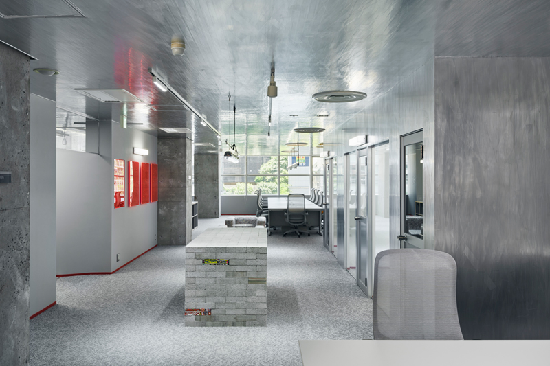 El aluminio reflectante evoca movimiento dinámico dentro de Tokyo Manga Studio