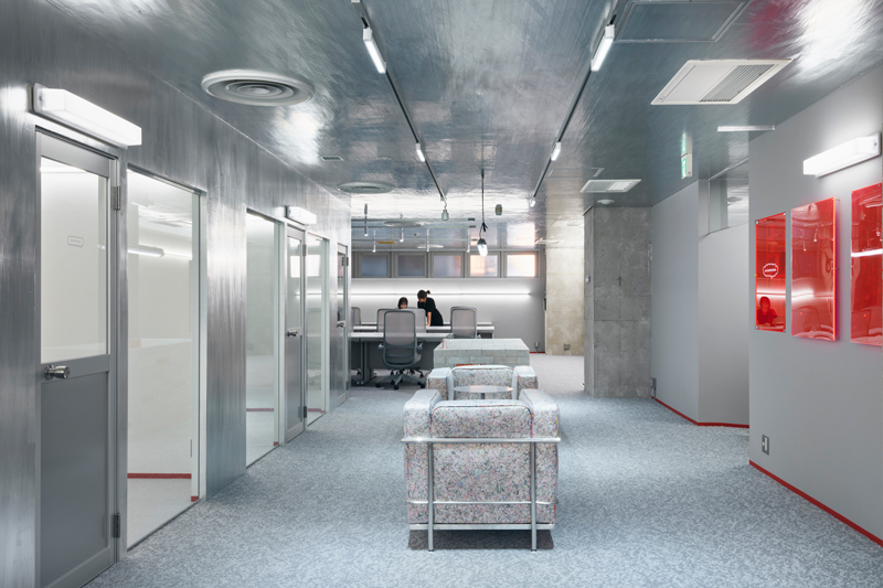 El aluminio reflectante evoca movimiento dinámico dentro de Tokyo Manga Studio