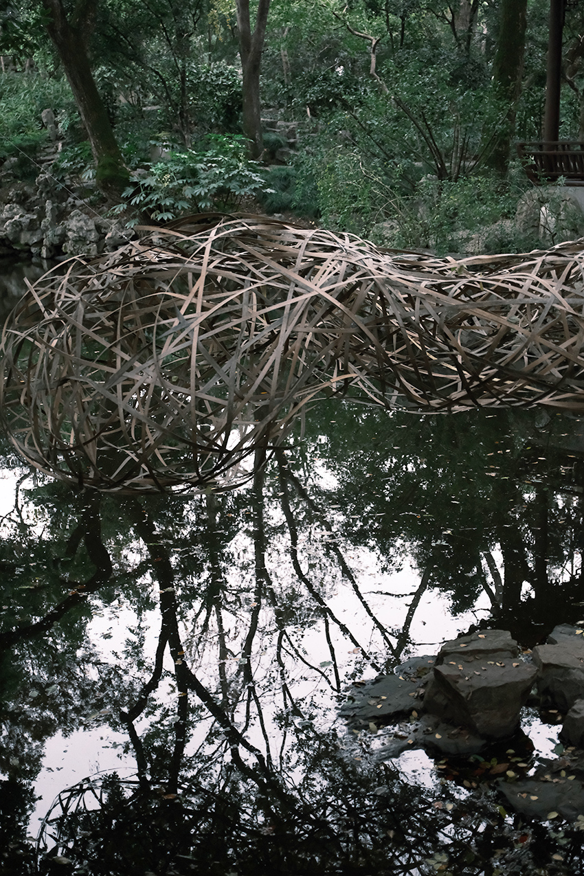 La instalación de una nube de bambú flota sobre tres jardines tradicionales chinos.