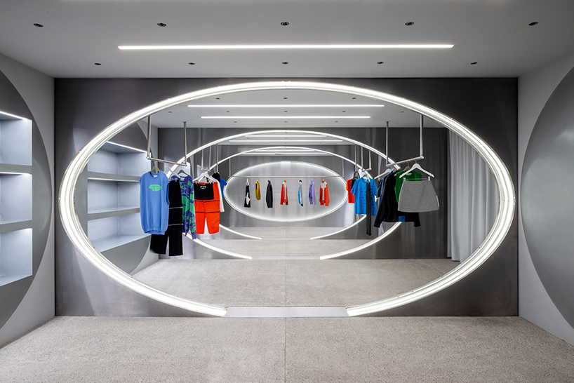 Sala Horse imagina una tienda de ropa en México como un 'búnker industrial' con formas superpuestas