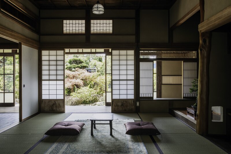 小田原の築70年の日本家屋を照らす小さな中庭
