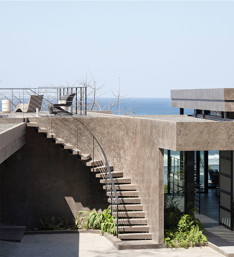 LSD architects gently hangs concrete casa vid e higurea over cliff in costa rica