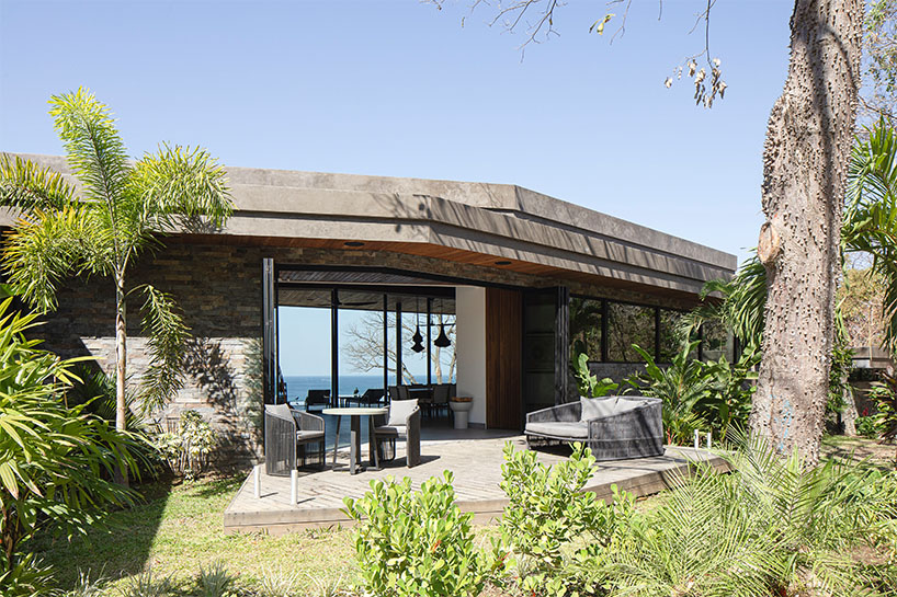 LSD architects gently hangs concrete casa vid e higurea over cliff in costa rica