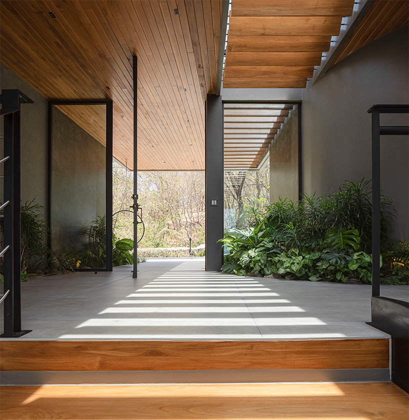 LSD architects gently hangs concrete casa vid e higurea over cliff in costa rica