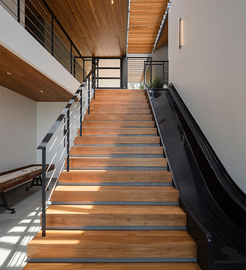 LSD architects gently hangs concrete casa vid e higurea over cliff in costa rica