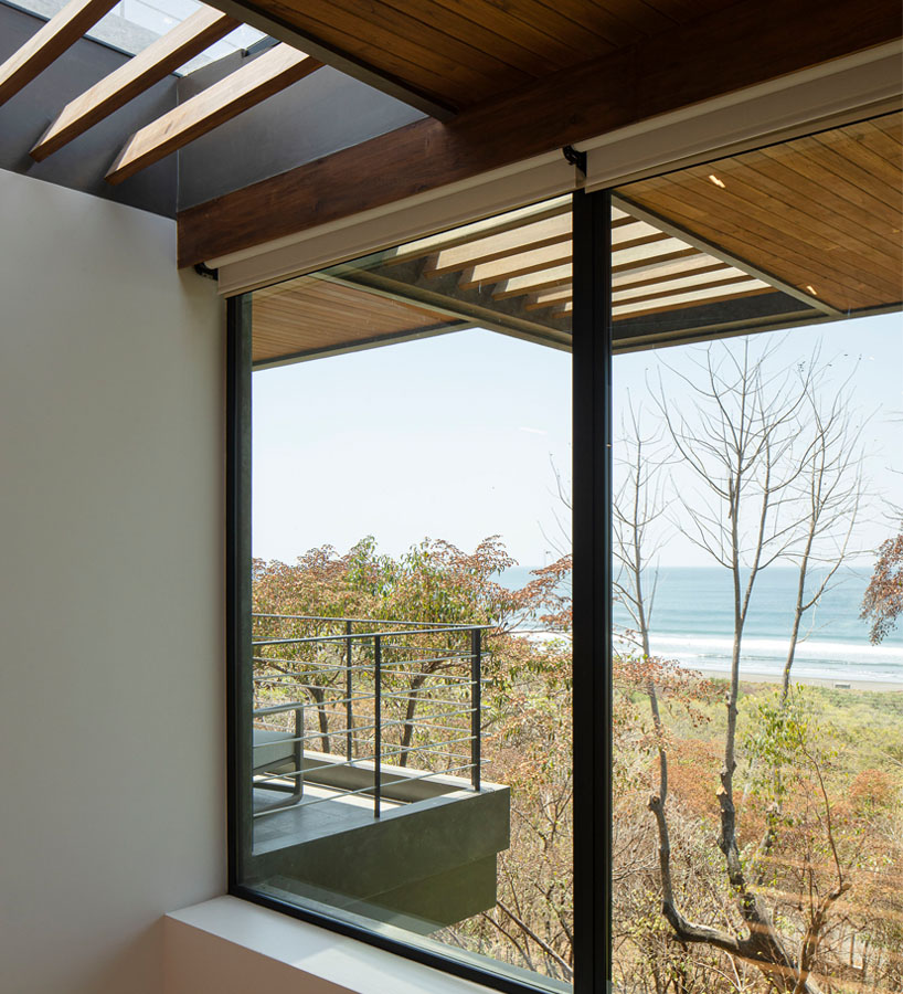 LSD architects gently hangs concrete casa vid e higurea over cliff in costa rica