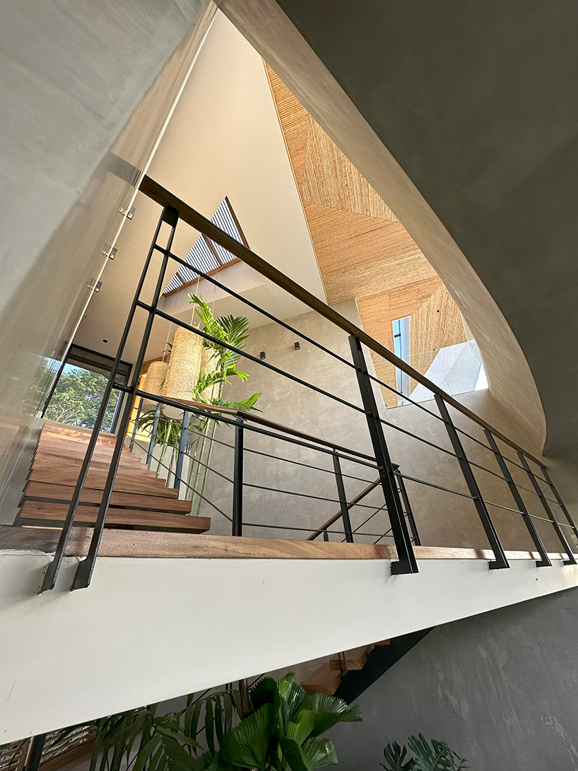 ansui house nosara by modus operandi aligns with its curvilinear site in costa rica
