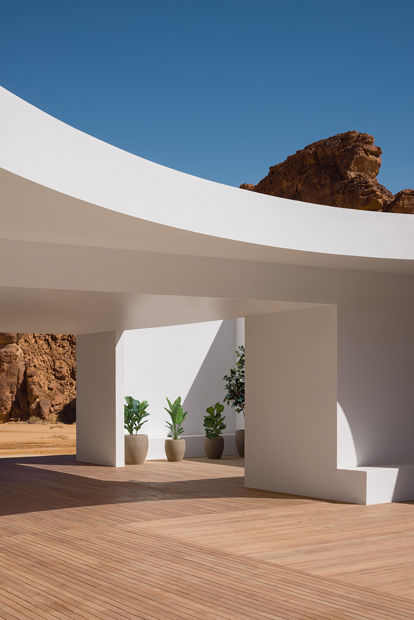 Hapja e çatisë eliptike fton dritën natyrale brenda shkretëtirës x qendra e vizitorëve AlUla 2022