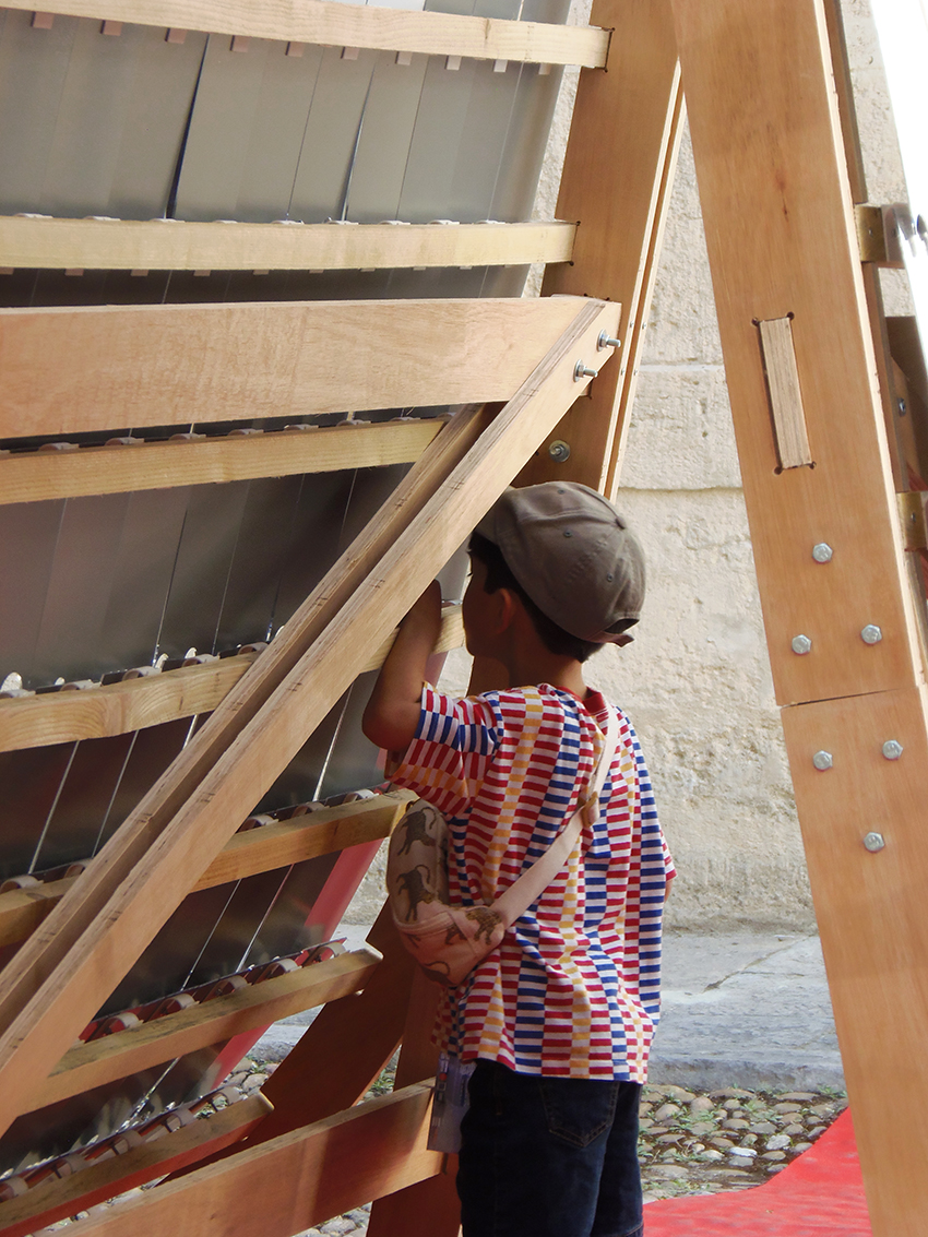 La fachada viva del pabellón de espejos cinéticos refleja rítmicamente el monumento francés en París 2024