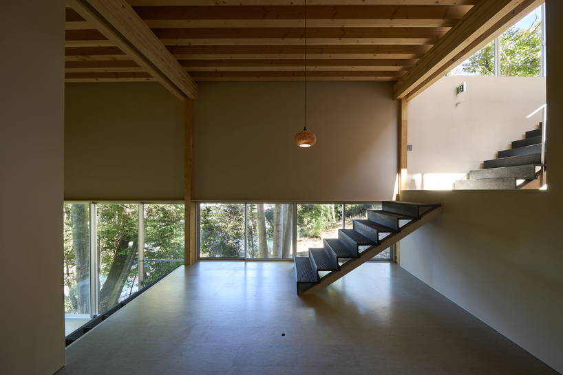 OHArchitecture embeds stepped camma villa and office onto sloping site ...