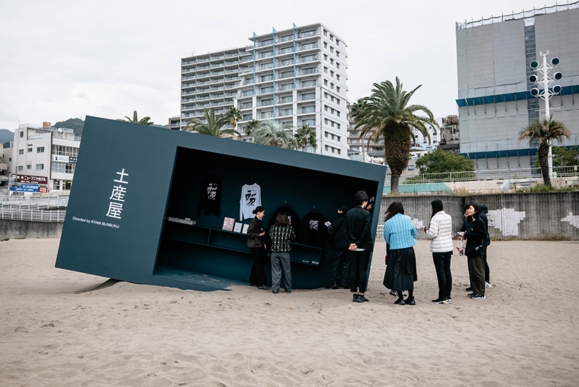 Las tiendas de souvenirs enterradas en la costa de Japón reflejan viajes, tierras y recuerdos