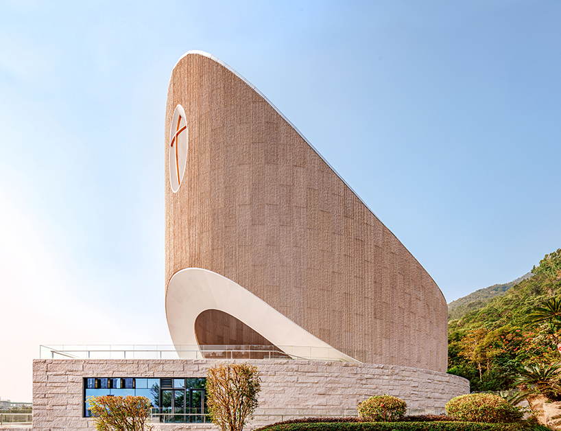 Gereja INUCE di Tiongkok terdiri dari tumpukan batu yang dimahkotai dengan bagian tengah seperti bahtera