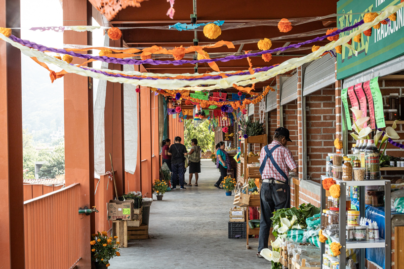 Pueblo Magico dari Tepoztlan meluncurkan pasar kota baru dengan struktur kemerahan yang meniru daerah yang dominan 9 tanah liat 9