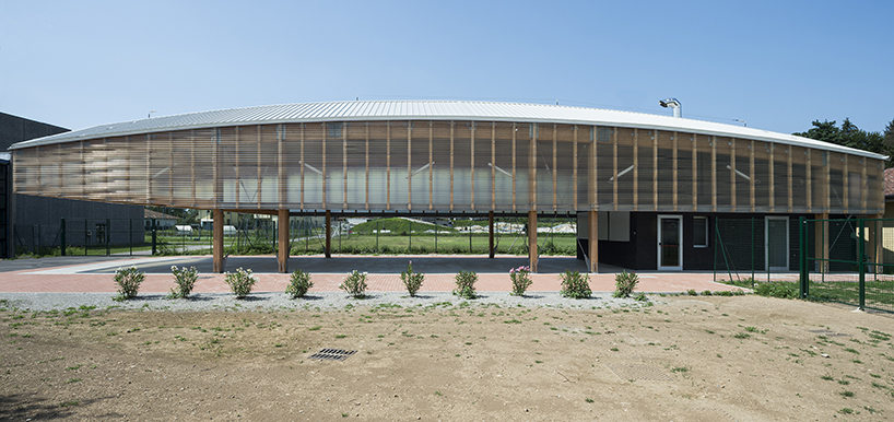 Un velo di doghe in legno domina il Padiglione Terravolante di Paolo Citterio Architects in Italia.