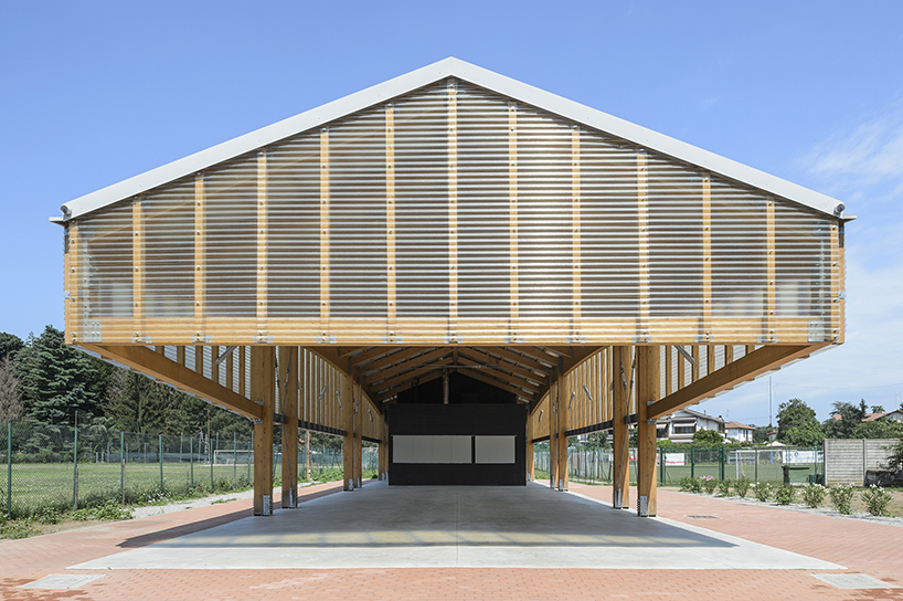Un velo di doghe di legno pende sopra il Padiglione Terravolante di Paolo Citterio Architects in Italia