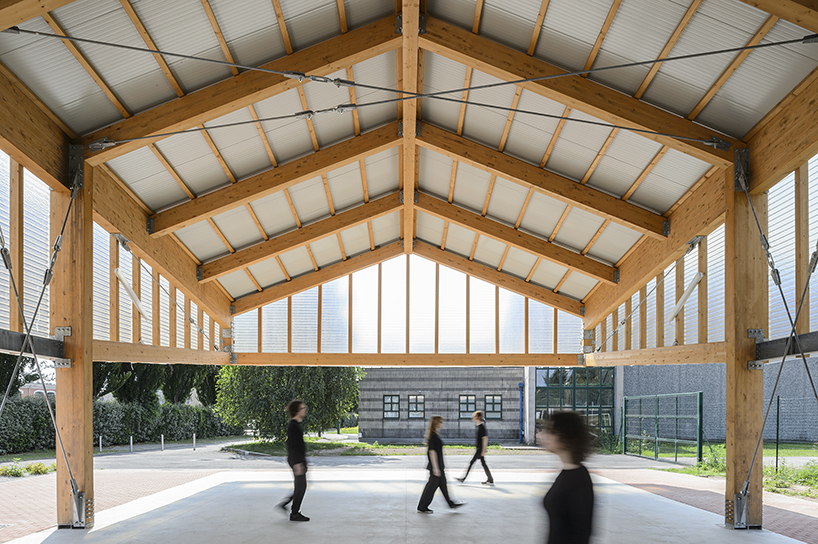 Un velo di doghe in legno domina il Padiglione Terravolante di Paolo Citterio Architects in Italia.